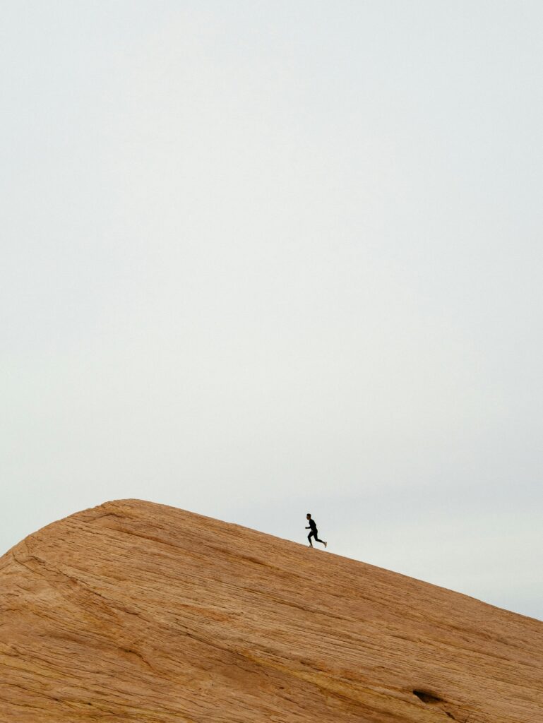 Le matos du sentier - Coureur sur une dune